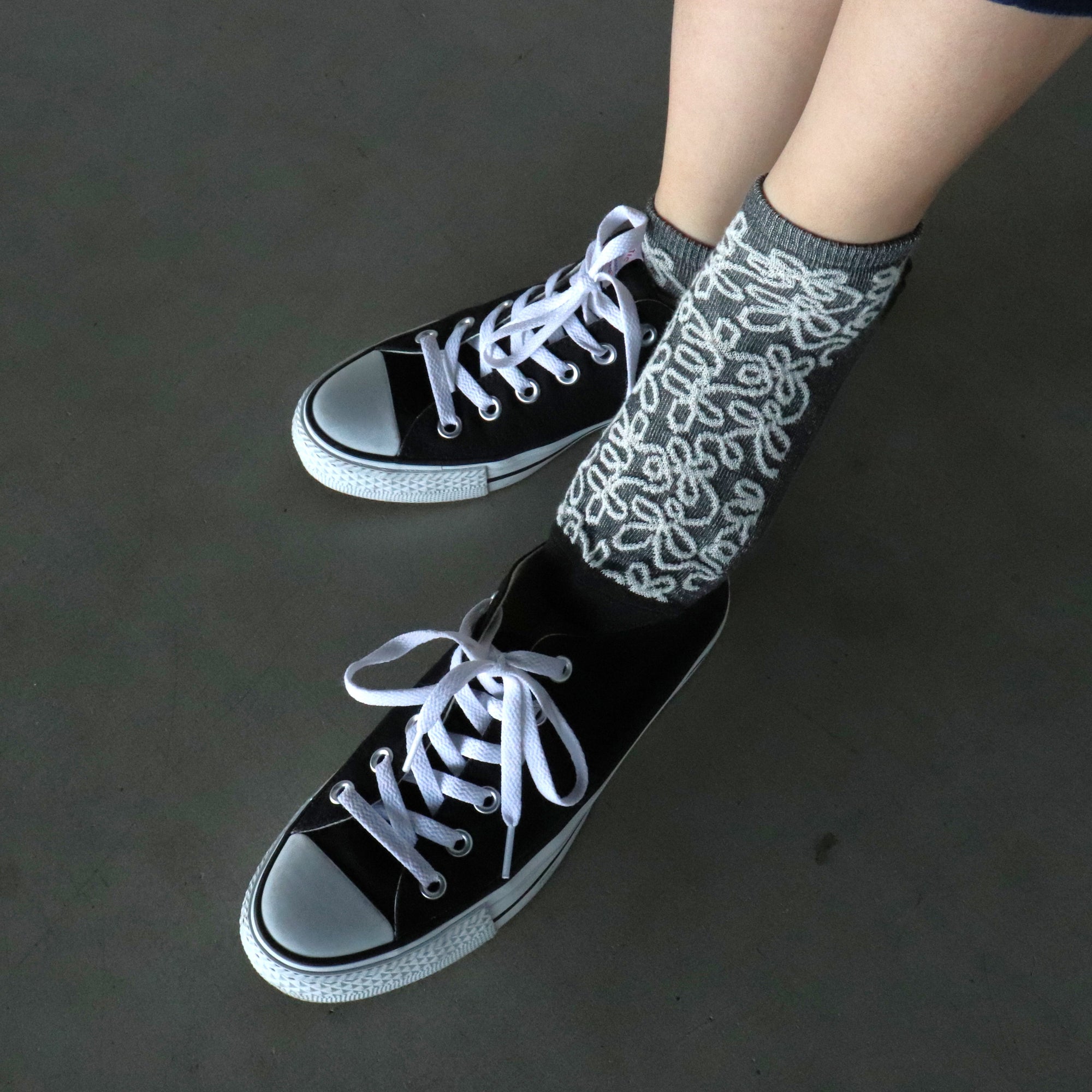 【A.V.V】線画花柄フロートスニーカー丈ソックス