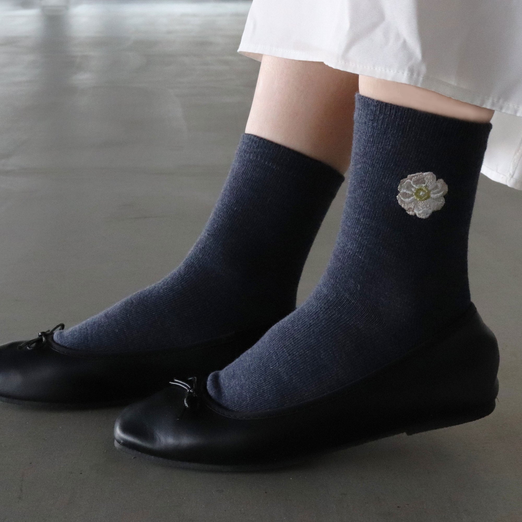 【A.V.V】花刺繍クルーソックス