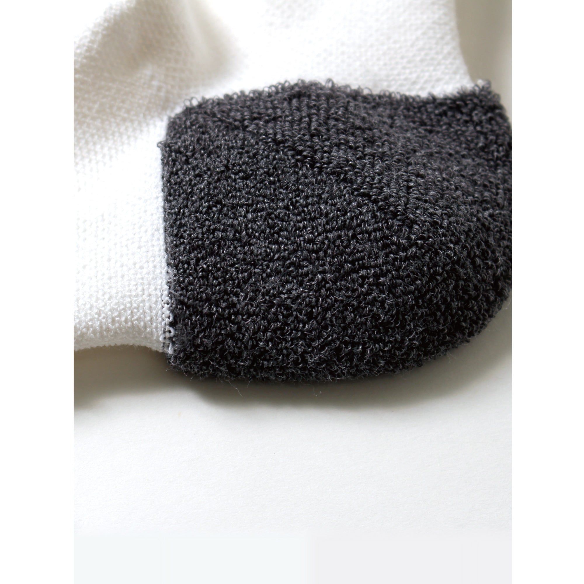 MOSTRICH】MSTR-G06 刺繍クルー丈ソックス｜ワンポイント刺繍とライン